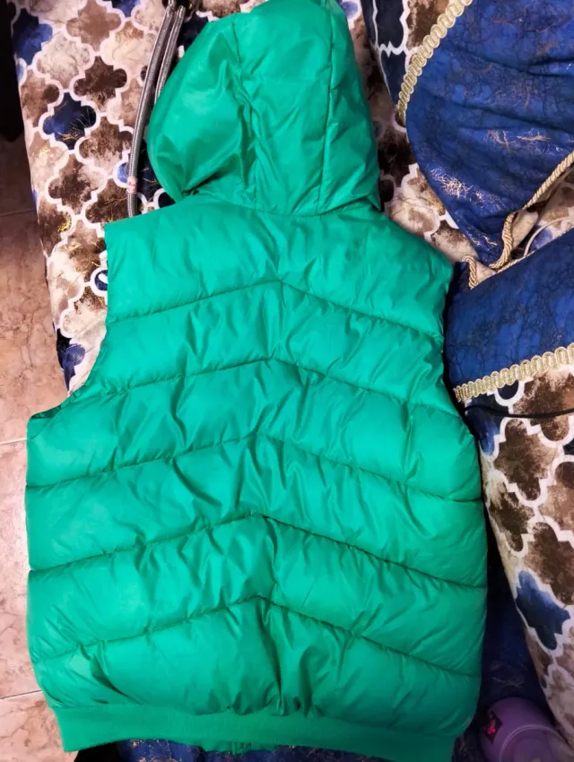 Chaleco verde con capucha