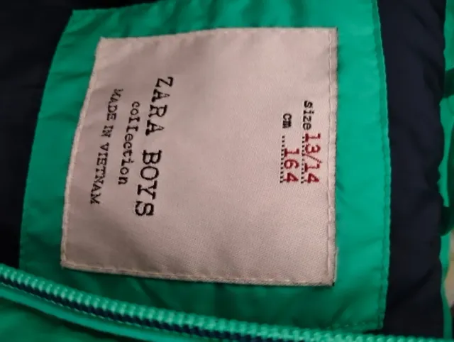 Chaleco verde con capucha