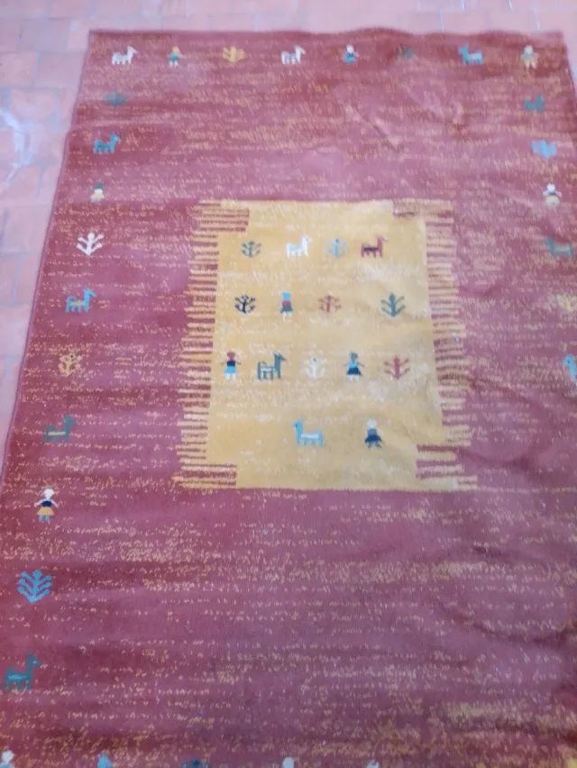 Alfombra de tela roja y amarilla