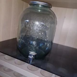 Bote de cristal con grifo