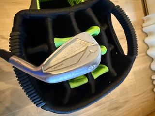 Bolsa de golf negra y verde nueva y palos de golf