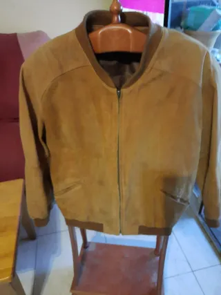 Chaqueta de cuero marrón usada