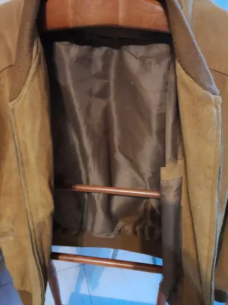 Chaqueta de cuero marrón usada