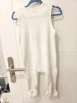 Pagliaccetto neonato bianco con trattore