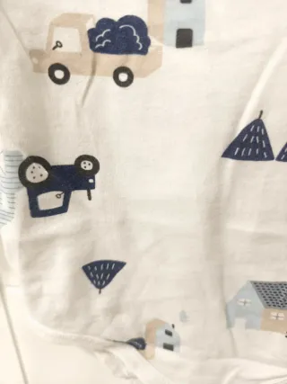 Pagliaccetto neonato bianco con trattore