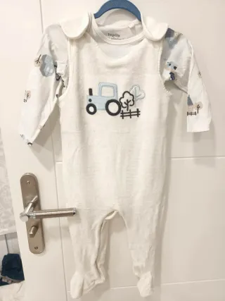 Pagliaccetto neonato bianco con trattore