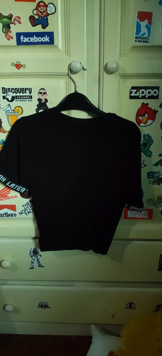 Camiseta negra con nudo delantero