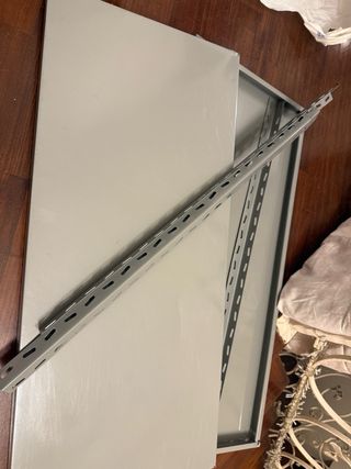 Scaffale metallico grigio