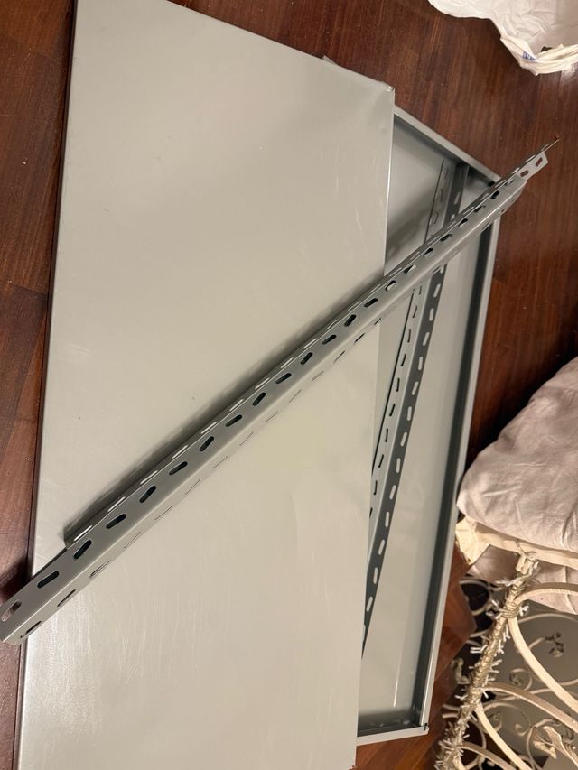 Scaffale metallico grigio