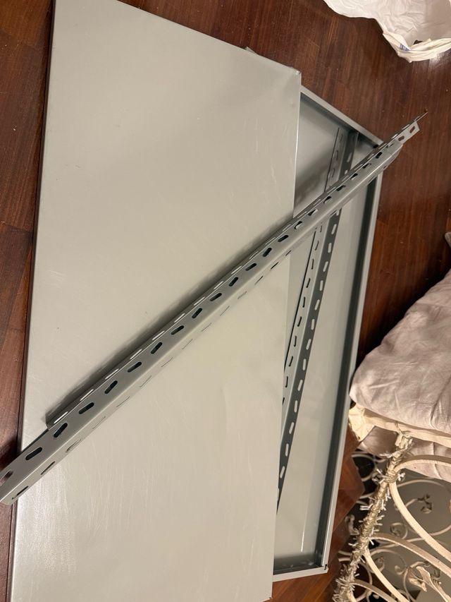 Scaffale metallico grigio