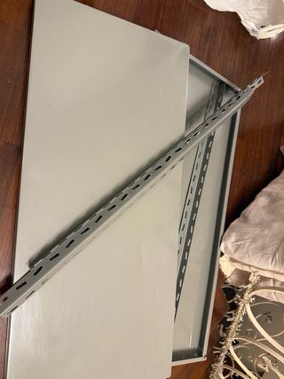 Scaffale metallico grigio