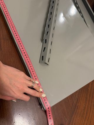 Scaffale metallico grigio