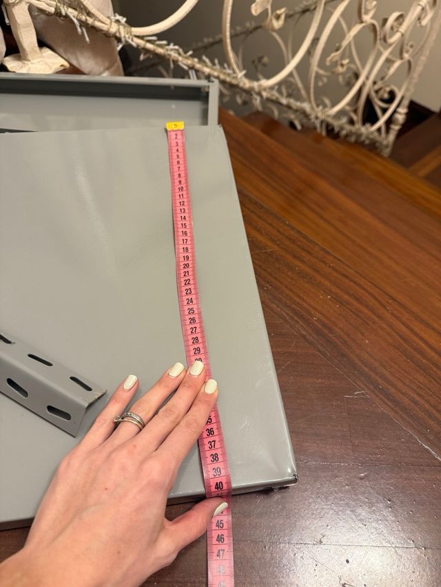 Scaffale metallico grigio