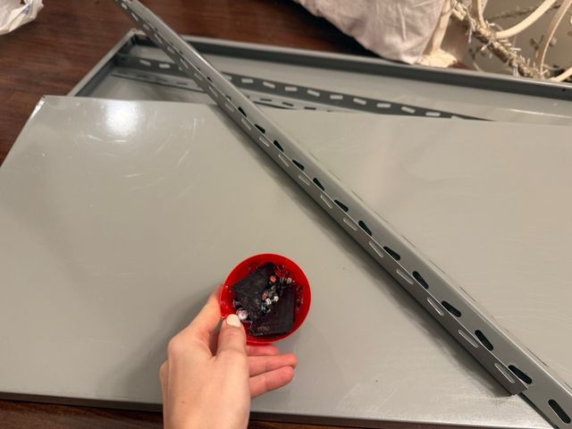 Scaffale metallico grigio