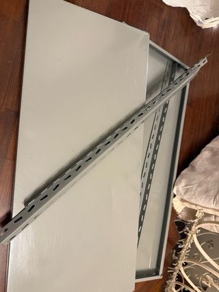 Scaffale metallico grigio