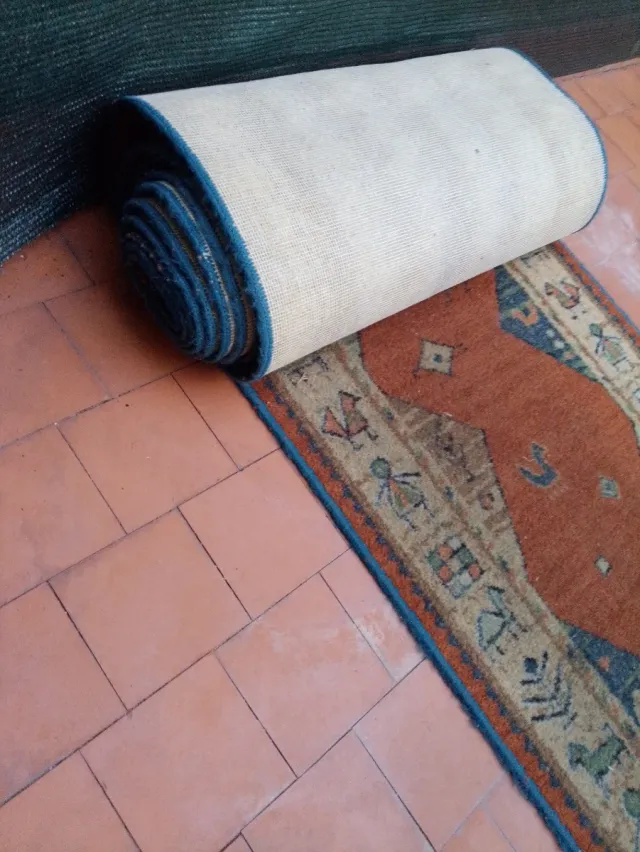 Alfombra de lana beige y teja