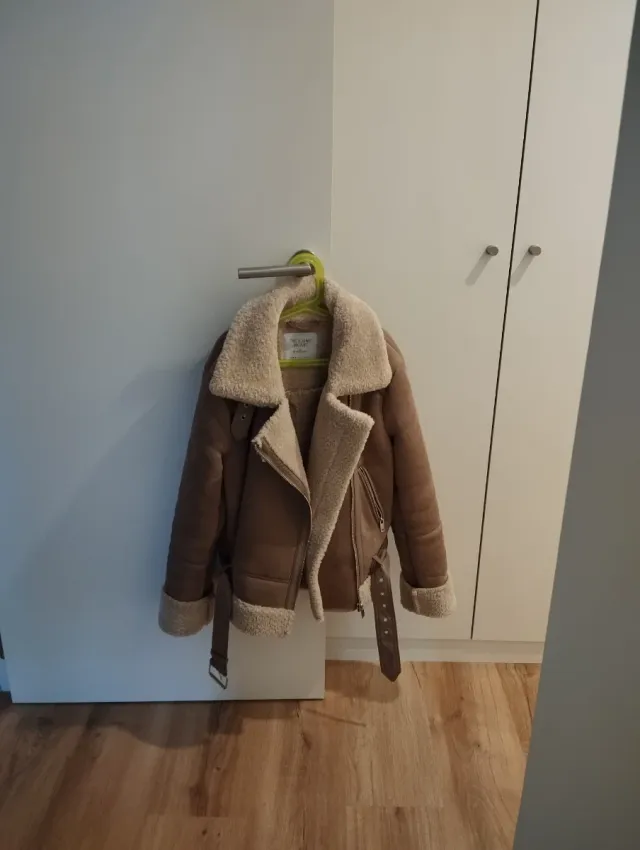 Abrigo de mujer beige y marrón