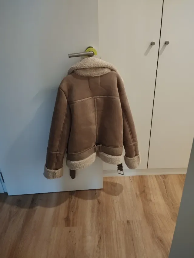 Abrigo de mujer beige y marrón