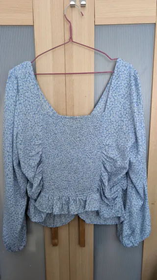 Blusa azul con flores blancas manga larga