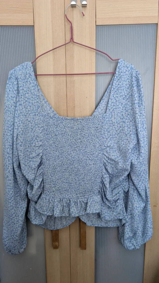 Blusa azul con flores blancas manga larga