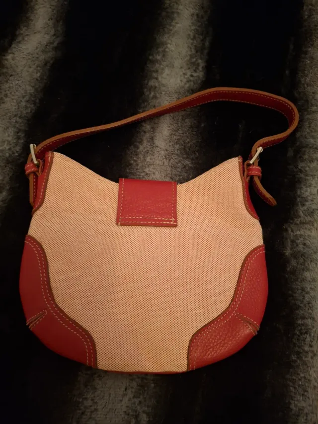 Bolso de piel rojo y beige