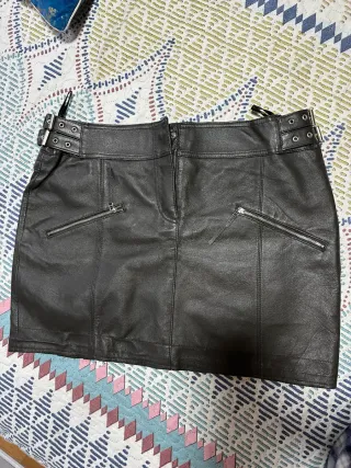 Falda de cuero marrón oscuro