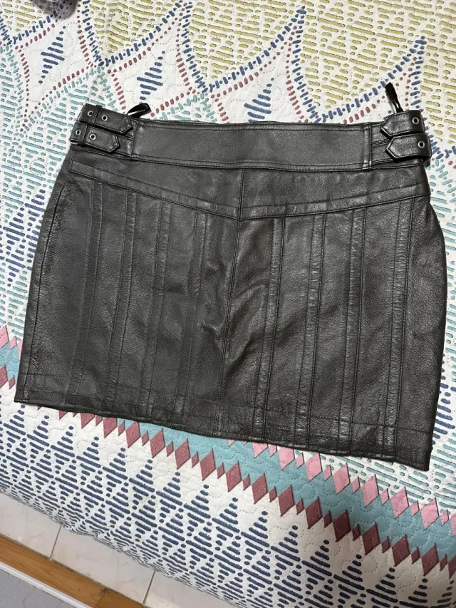 Falda de cuero marrón oscuro
