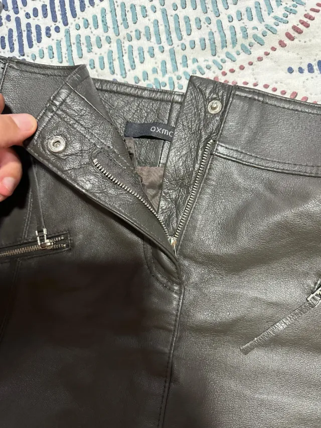 Falda de cuero marrón oscuro