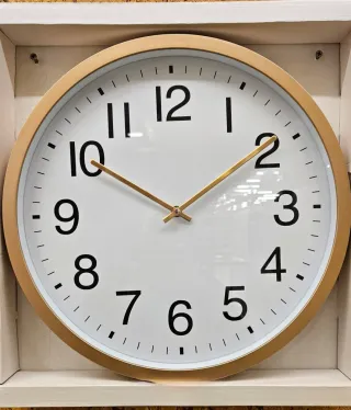 Reloj de pared dorado y blanco