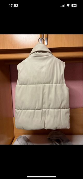 Chaleco acolchado Stradivarius beige