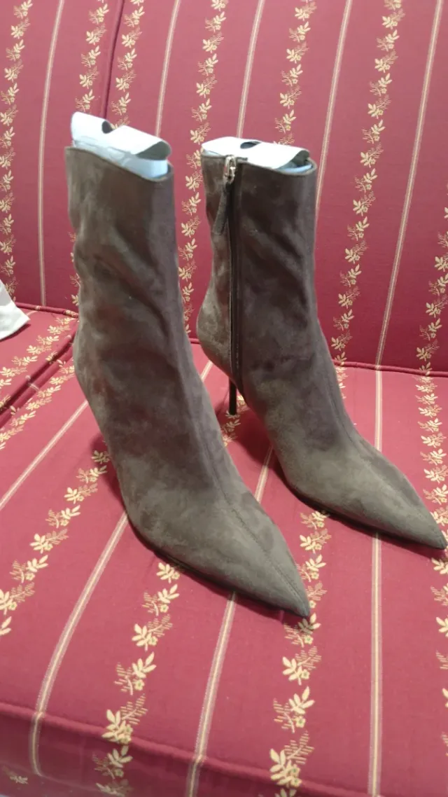 Botines de tacón fino marrones