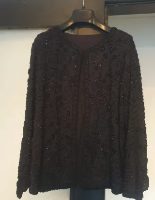 Chaqueta fiesta negra bordada.negro azabache