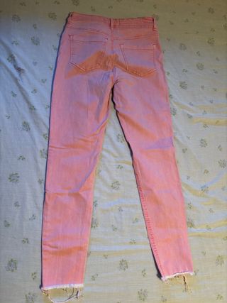 pantalón vaquero rosa pitillo y cintura baja 