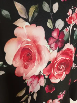 Falda licra.Estampado floral y volante