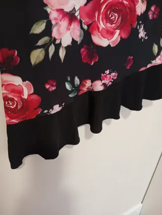 Falda licra.Estampado floral y volante