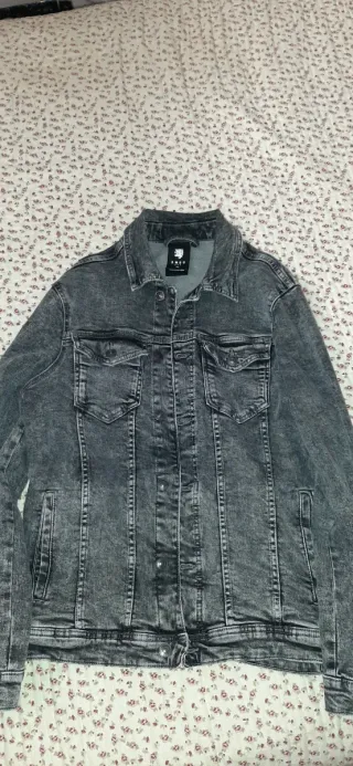 Cazadora vaquera gris y negra