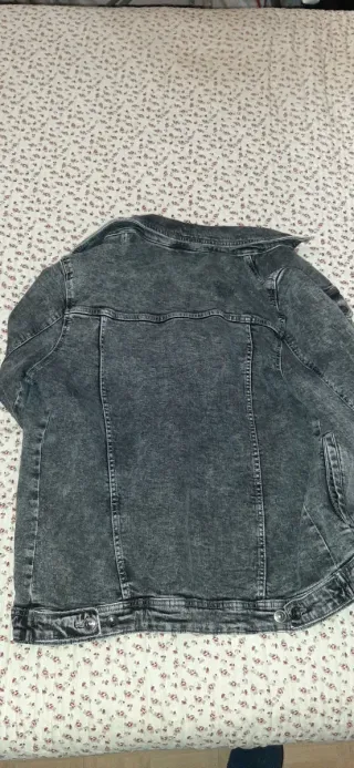 Cazadora vaquera gris y negra