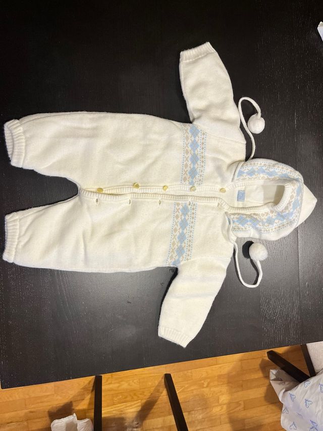 Buzo de bebé tejido blanco con pompones