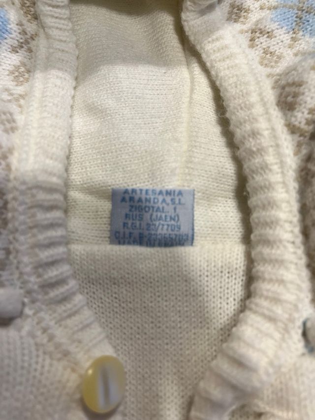 Buzo de bebé tejido blanco con pompones