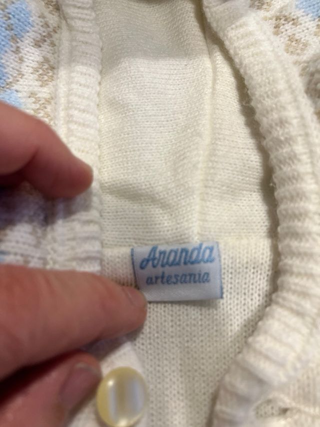 Buzo de bebé tejido blanco con pompones