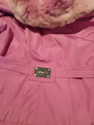 Chaqueta corta rosa Eskey con cuello de pelo.