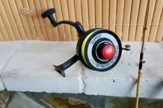 Caña de bambú y carrete Sagarra