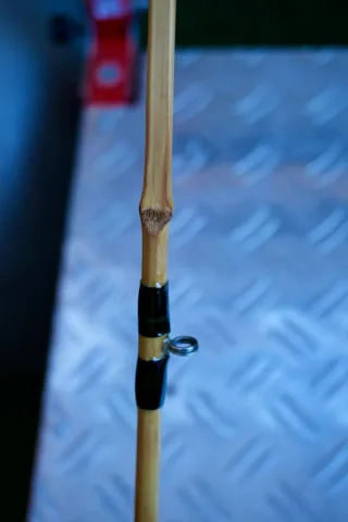 Caña de bambú y carrete Sagarra