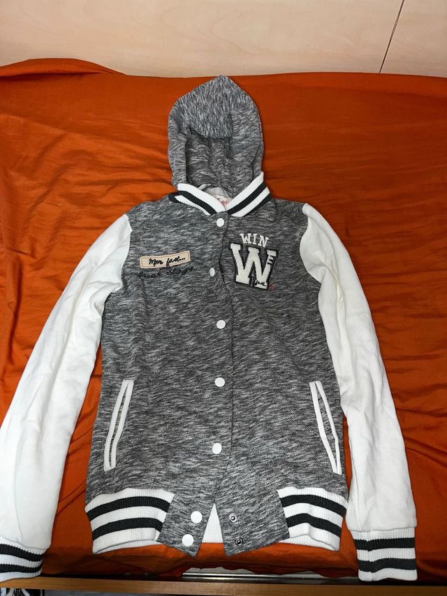 Chaqueta Bershka gris y blanca