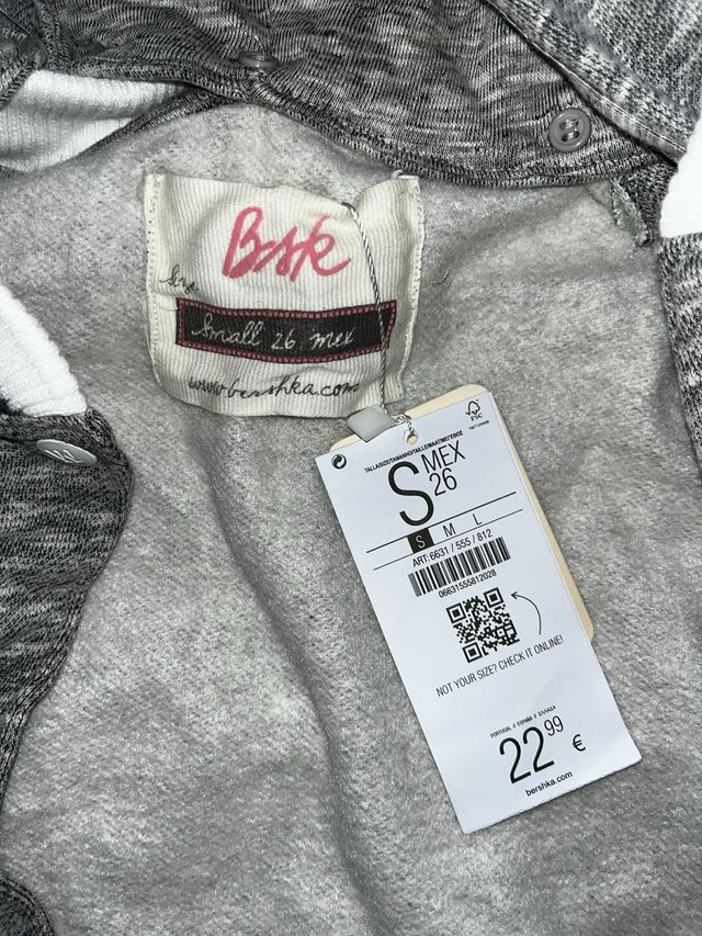 Chaqueta Bershka gris y blanca