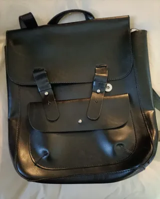 Mochila Negra Cuero Sintético