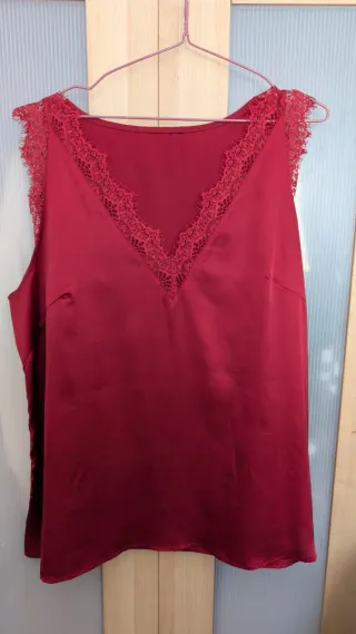 Blusa granate satinada con encaje