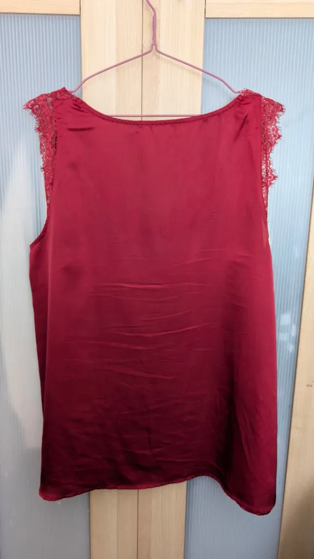 Blusa granate satinada con encaje