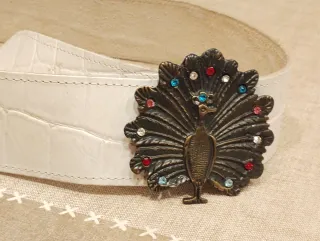 Cintura in vera pelle con fibbia pavone