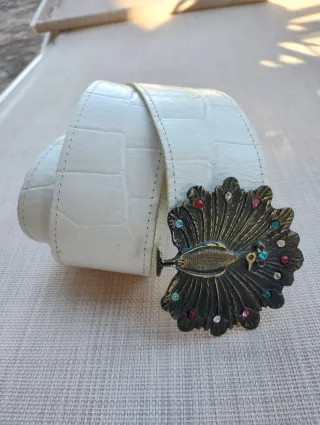 Cintura in vera pelle con fibbia pavone